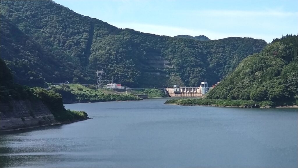 橋から見える若郷湖と大川ダム