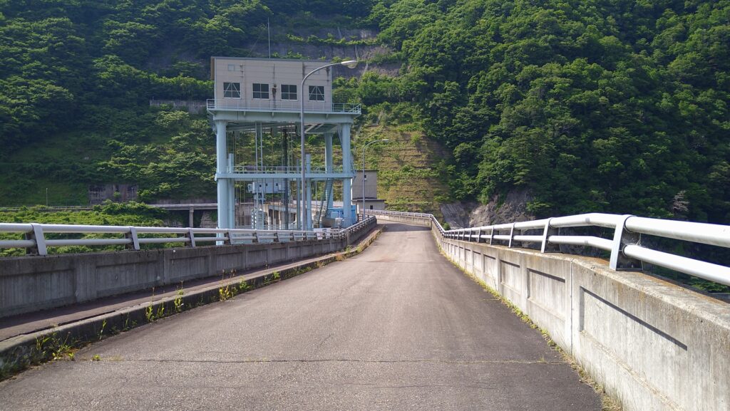 大川ダムの天端
