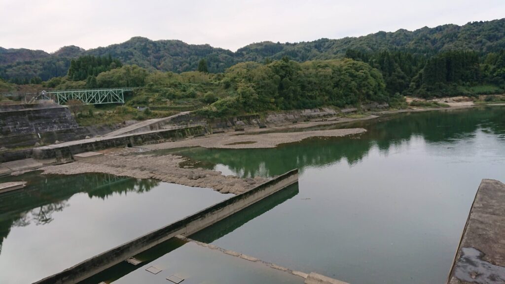 上野尻ダムの下流側