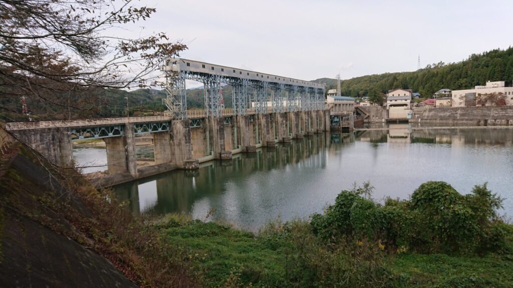 左岸の上流側から見た上野尻ダム