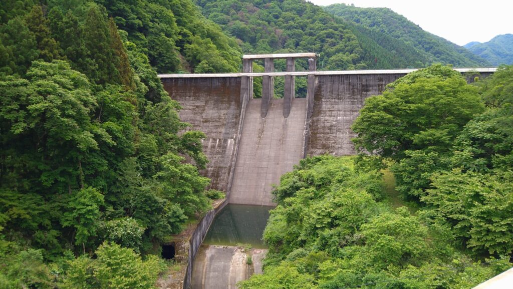 下流側から見た宮川ダム