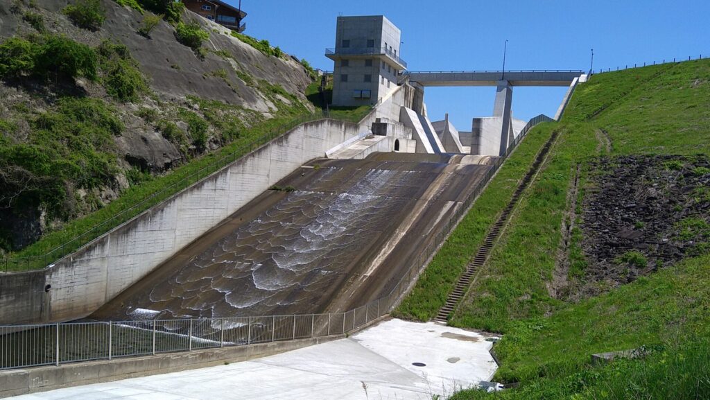 広場から見た千五沢ダム