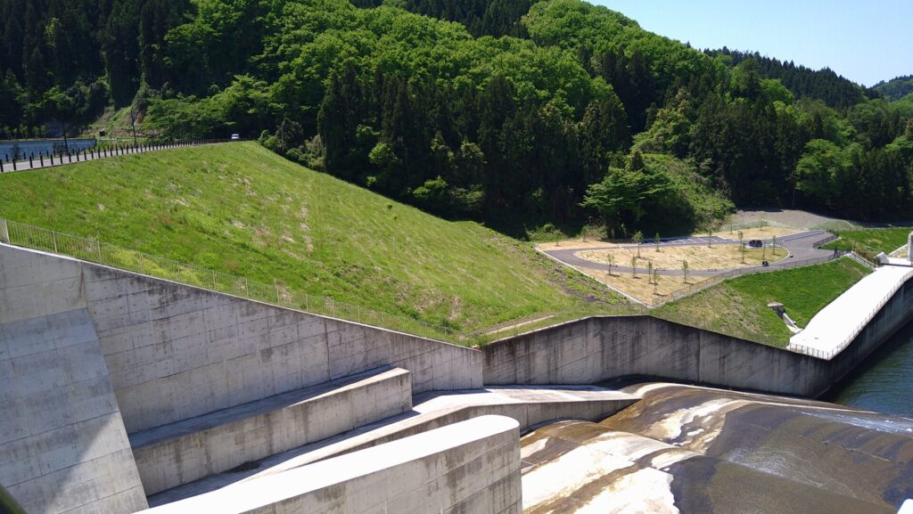 右岸から見た千五沢ダム