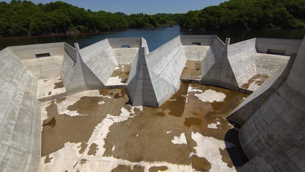 千五沢ダムの洪水吐