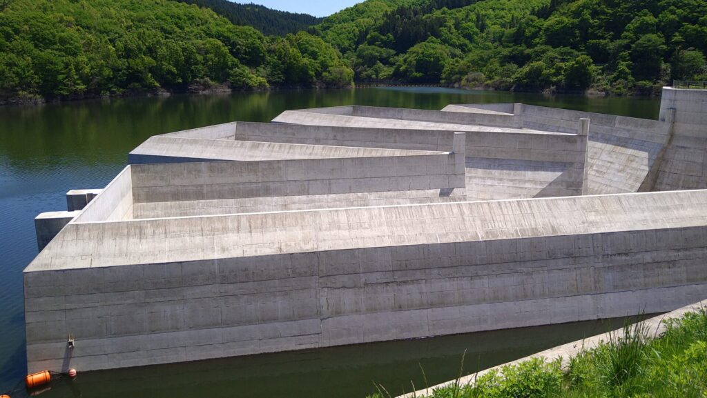 千五沢ダムの洪水吐