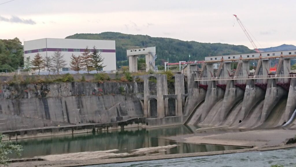 新郷ダムの右岸