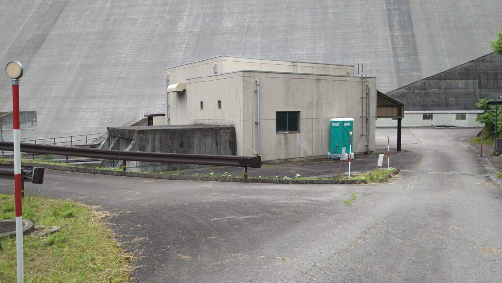 新宮川ダムの小水力発電所