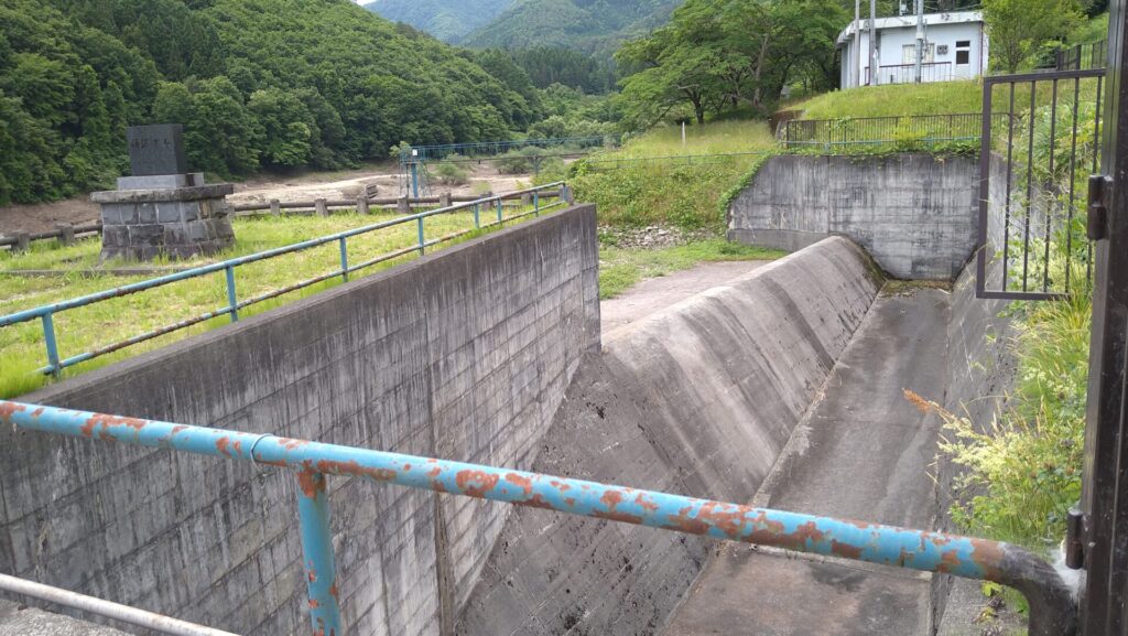 栃沢ダムの洪水吐