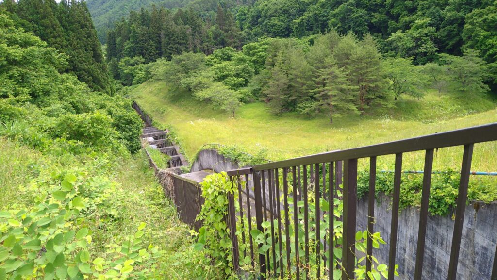 栃沢ダムの下流側