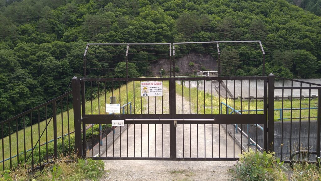 栃沢ダムの天端