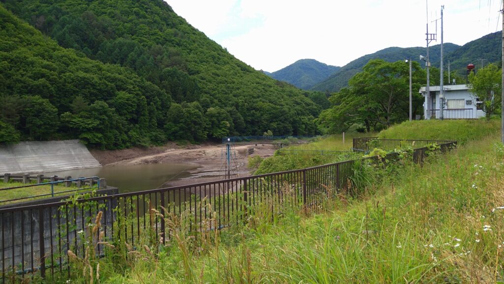 栃沢ダムのダム湖