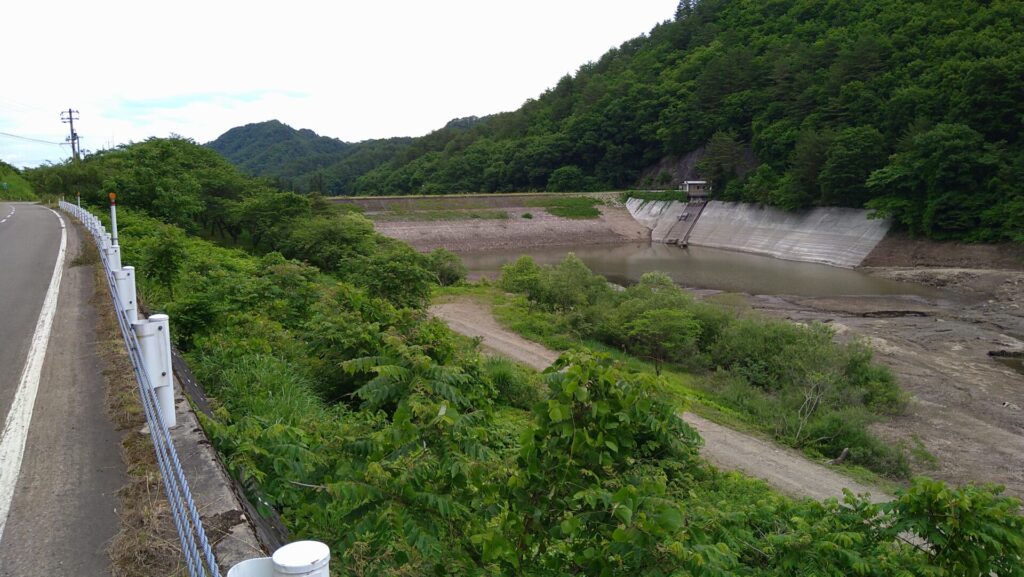 栃沢ダムのダム湖