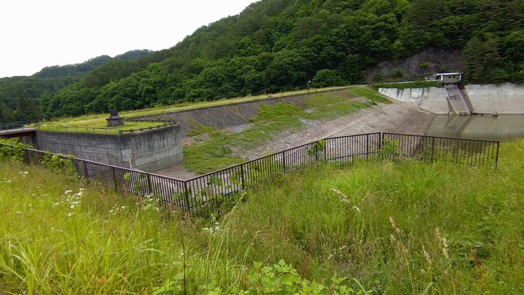 栃沢ダムの上流側