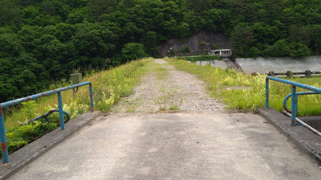 栃沢ダムの天端