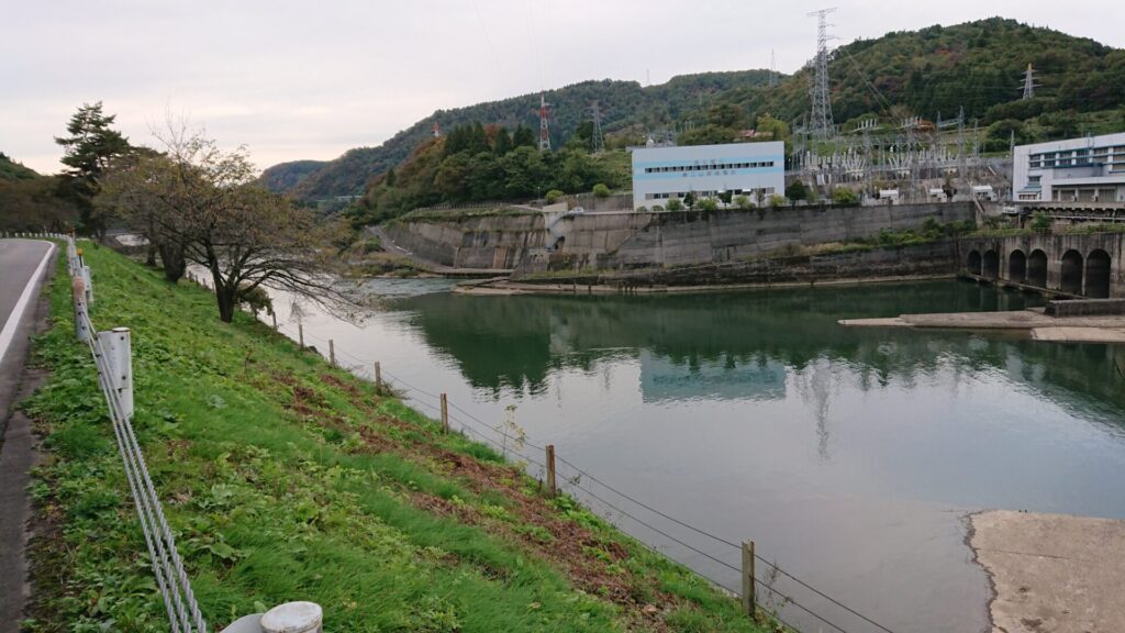 山郷ダムの下流側