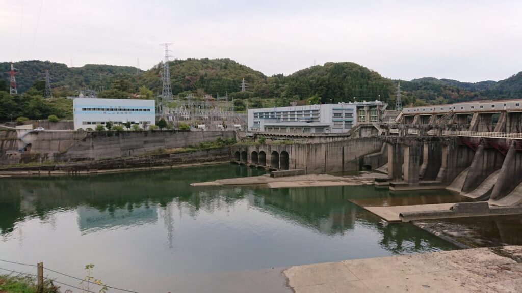 山郷ダムの下流側