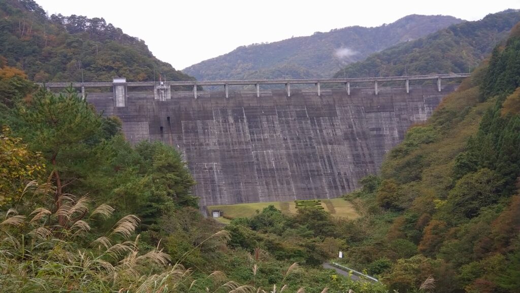 下流側から見える東山ダム