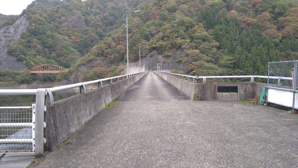 右岸から見た東山ダムの天端