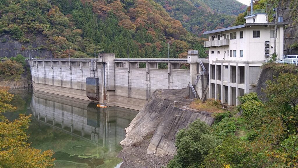 東山ダムの上流側