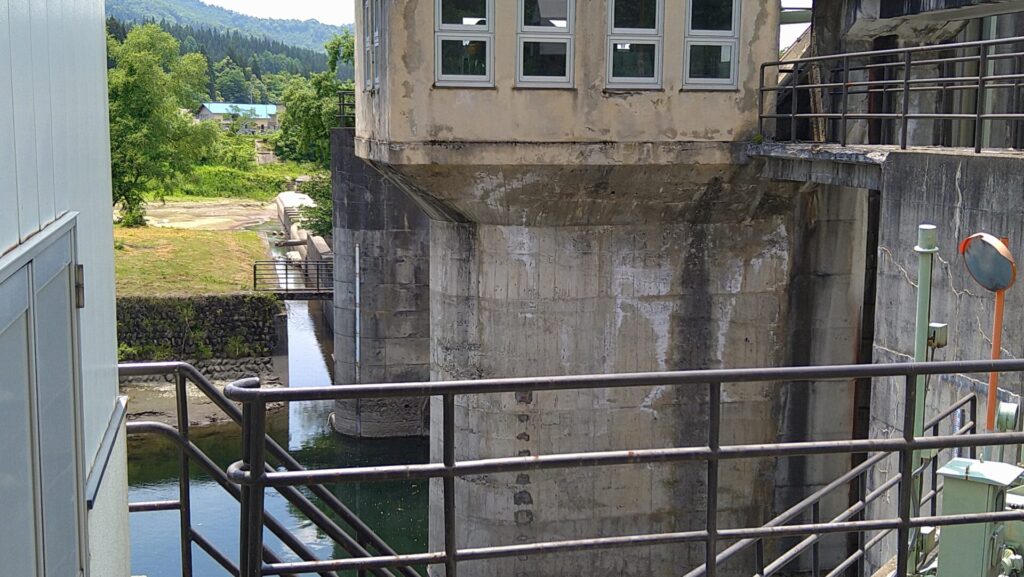 小林ダムの水路