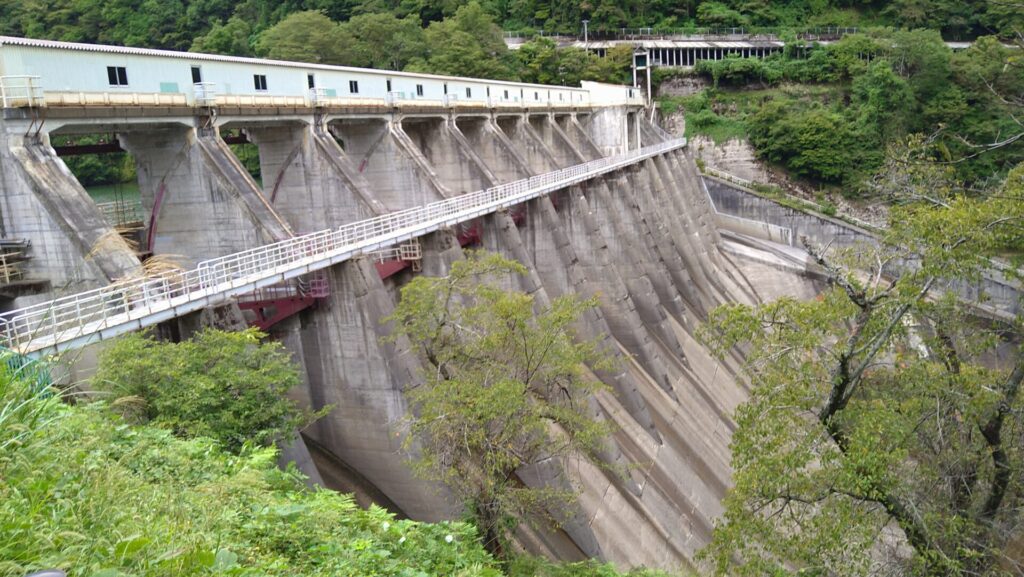 下流側から見た宮下ダム