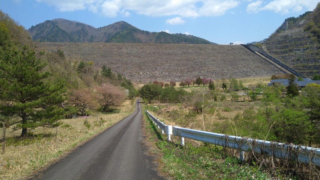 下流側から見た日中ダム