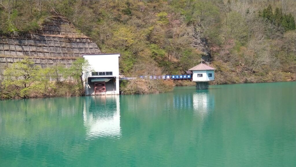 大平沼ダムの取水塔とインクライン