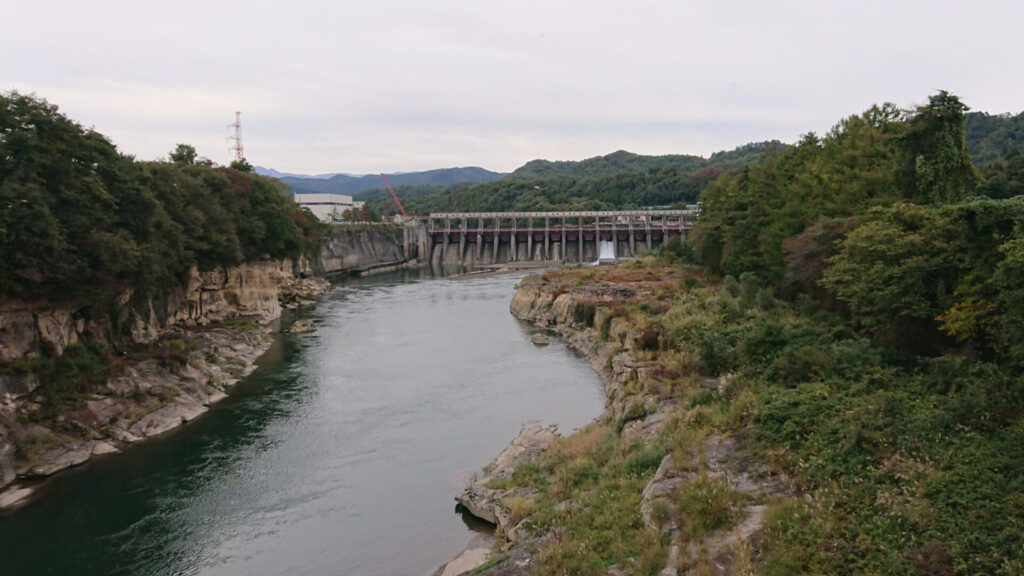 下流の橋から見える新郷ダム