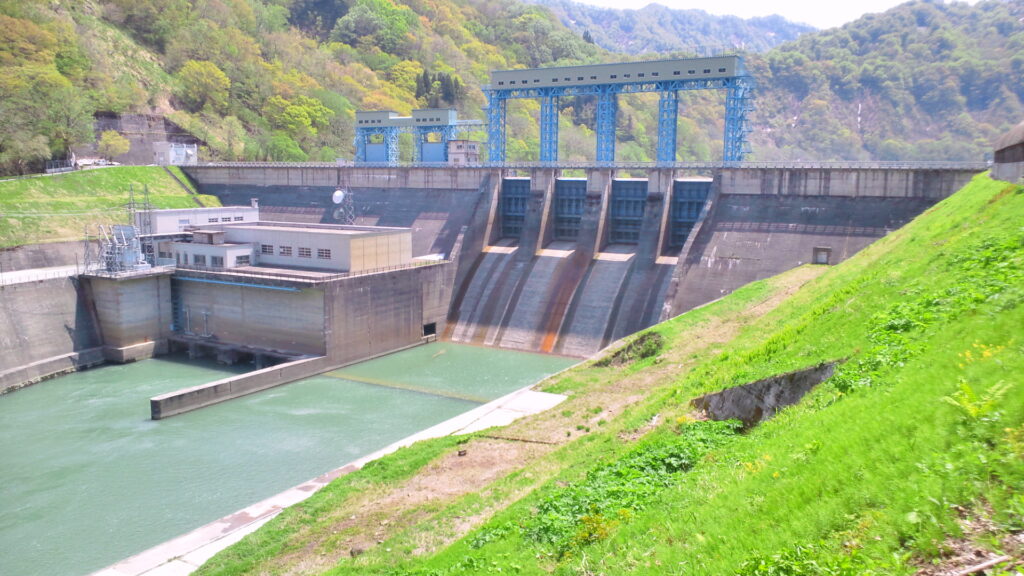 下流側から見た滝ダム