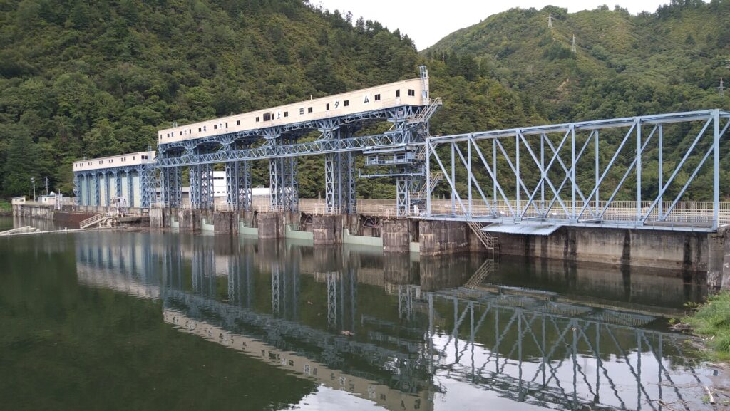 右岸の上流側から見た上田ダム