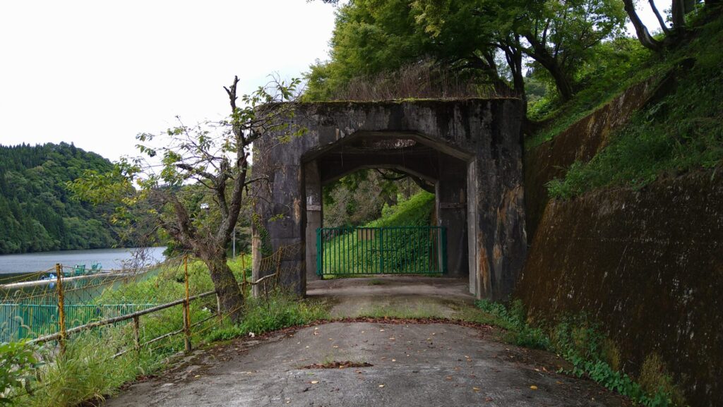 柳津ダムの構造物