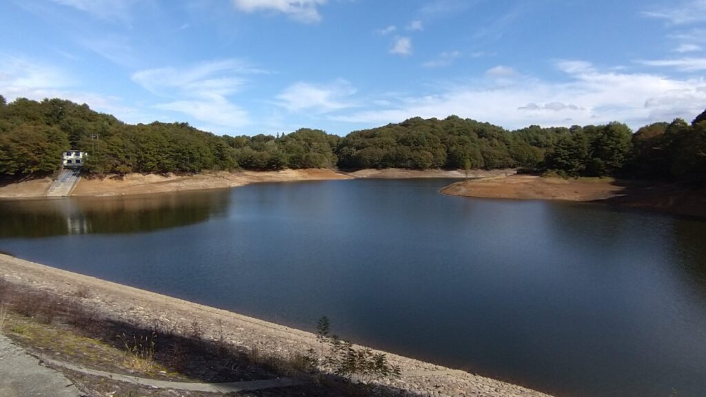 吉ヶ平ダムのダム湖の風景