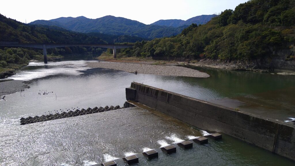 天端から見た楊川ダムの下流側