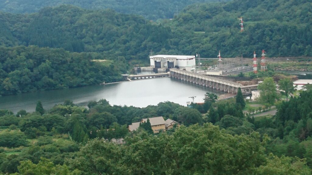 高台から眺めた鹿瀬ダムの風景