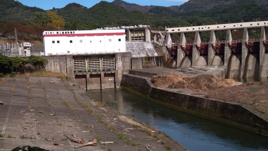 右岸にある第二鹿瀬発電所