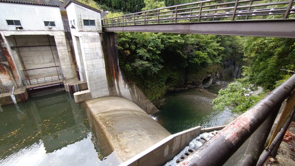 新小荒ダムの下流側