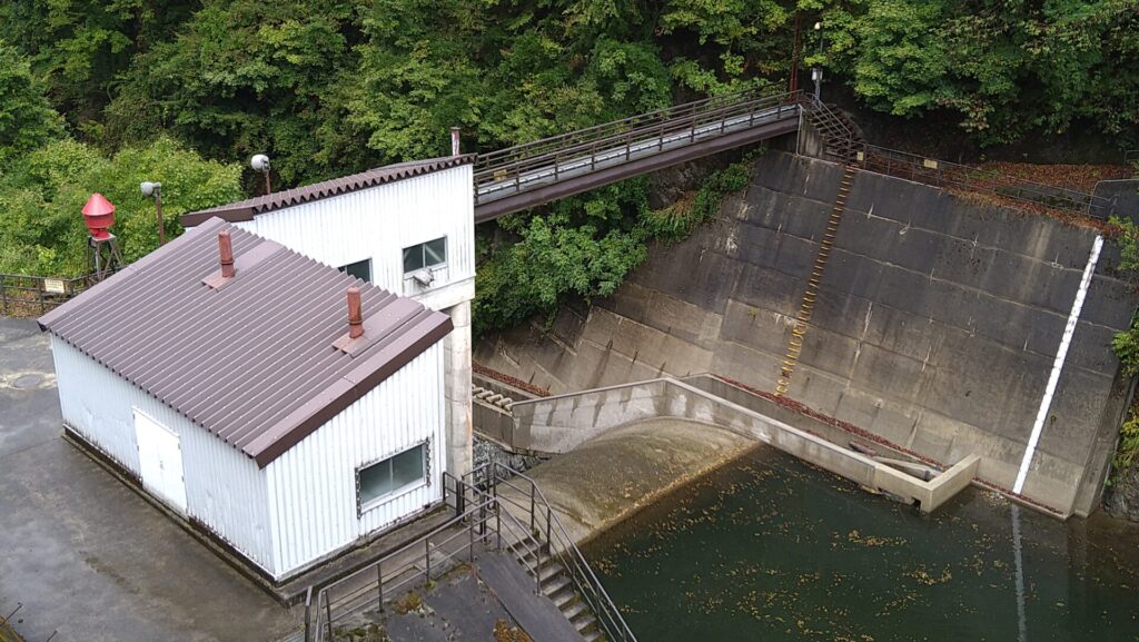 高台から見た新小荒ダム