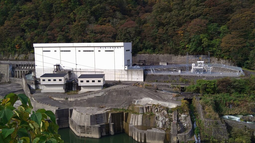 左岸に見える豊実発電所