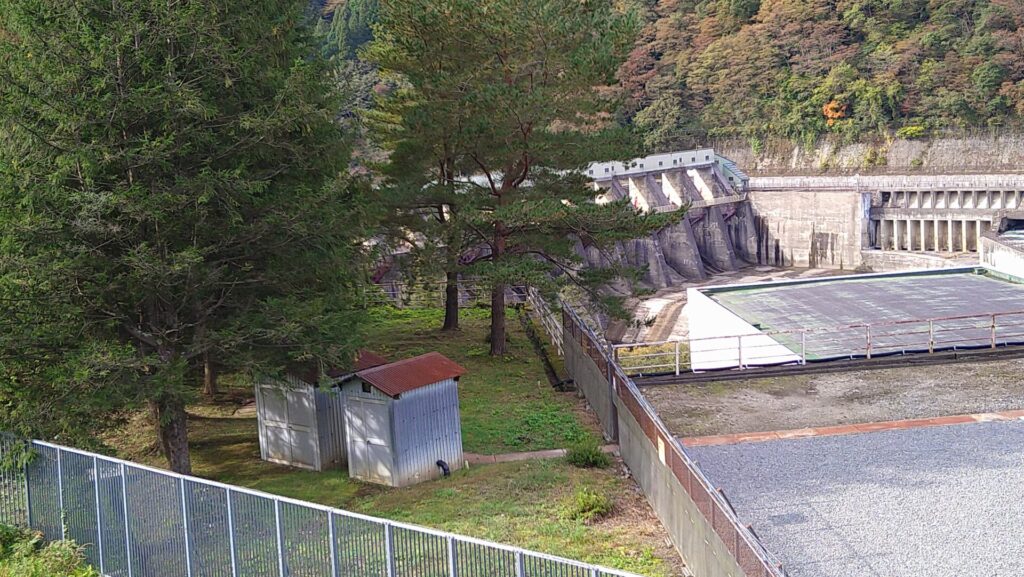 わずかに見える第二豊実発電所