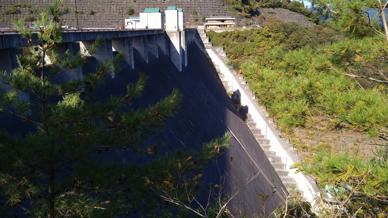 右岸の下流側から見える小玉ダム