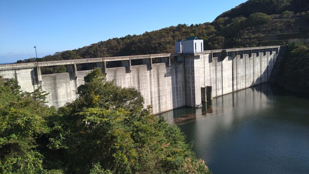 左岸の上流側から見た小玉ダム