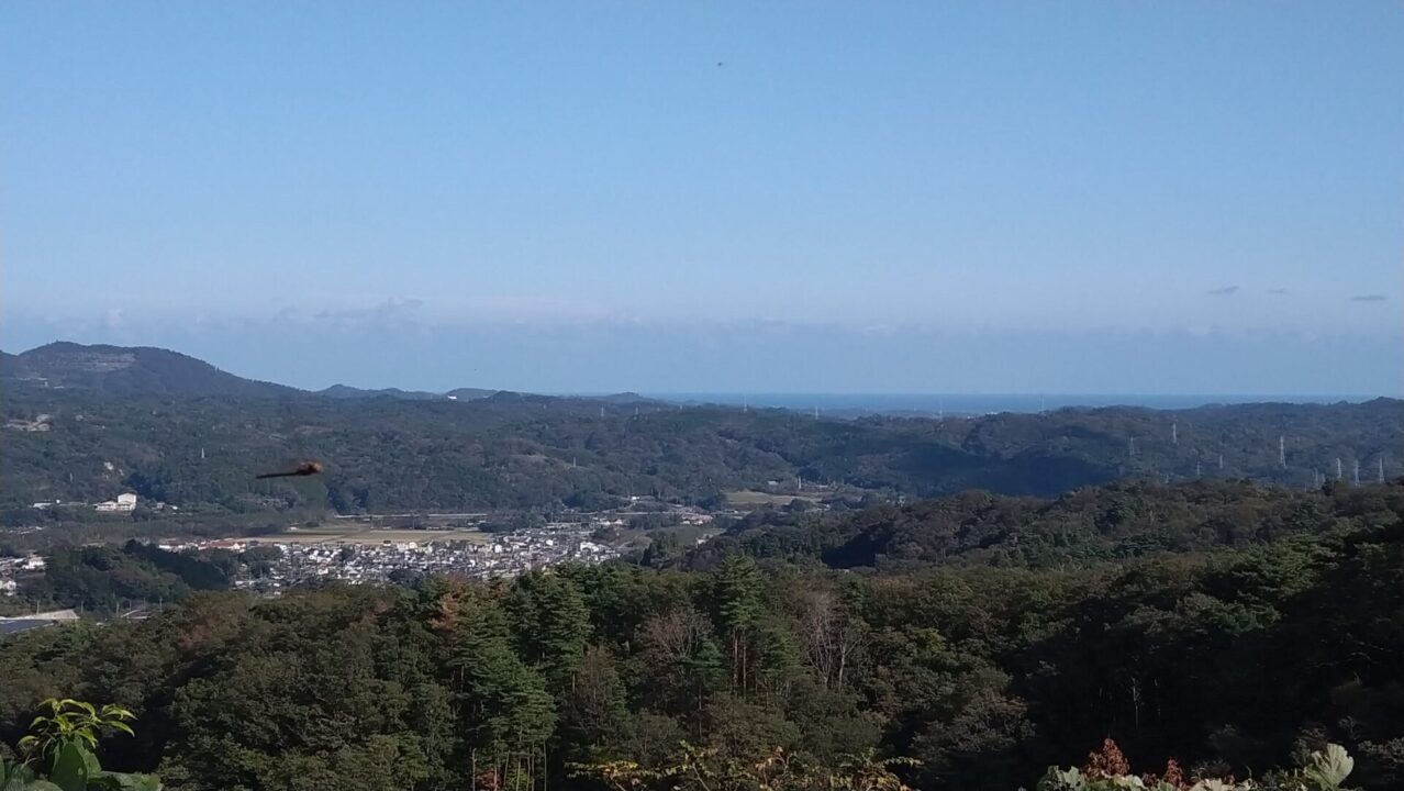 小玉ダムの天端から見える海