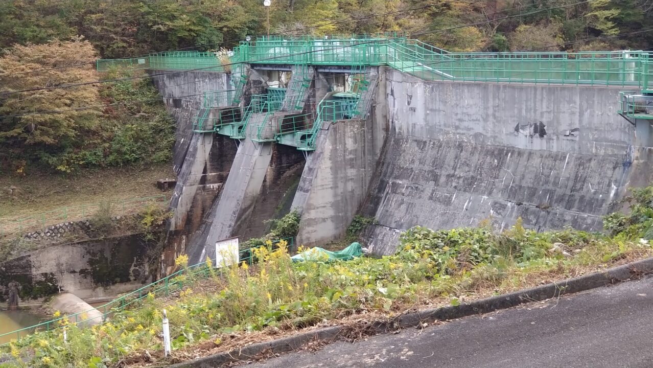 下流側から見た小玉川第二発電所ダム