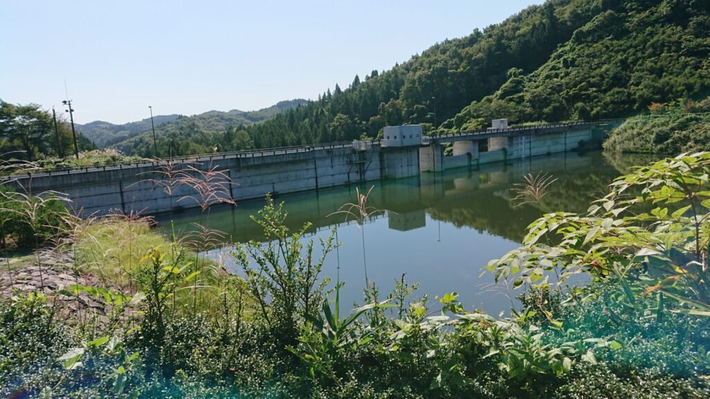 左岸から見たこまちダムの上流側