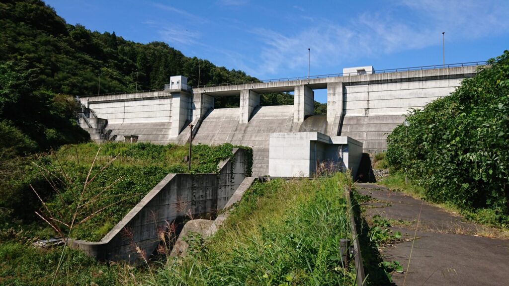 下流側から見えるこまちダム