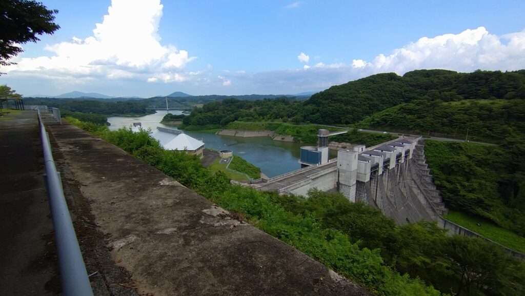 展望台から見える三春ダムとさくら湖