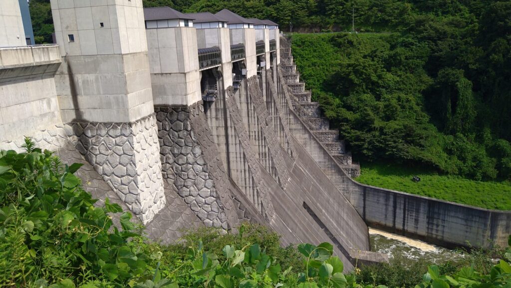 右岸から見た三春ダムの下流側