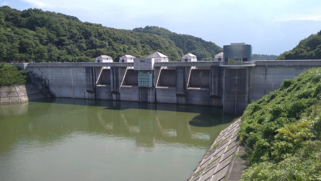 右岸から見た三春ダムの上流側