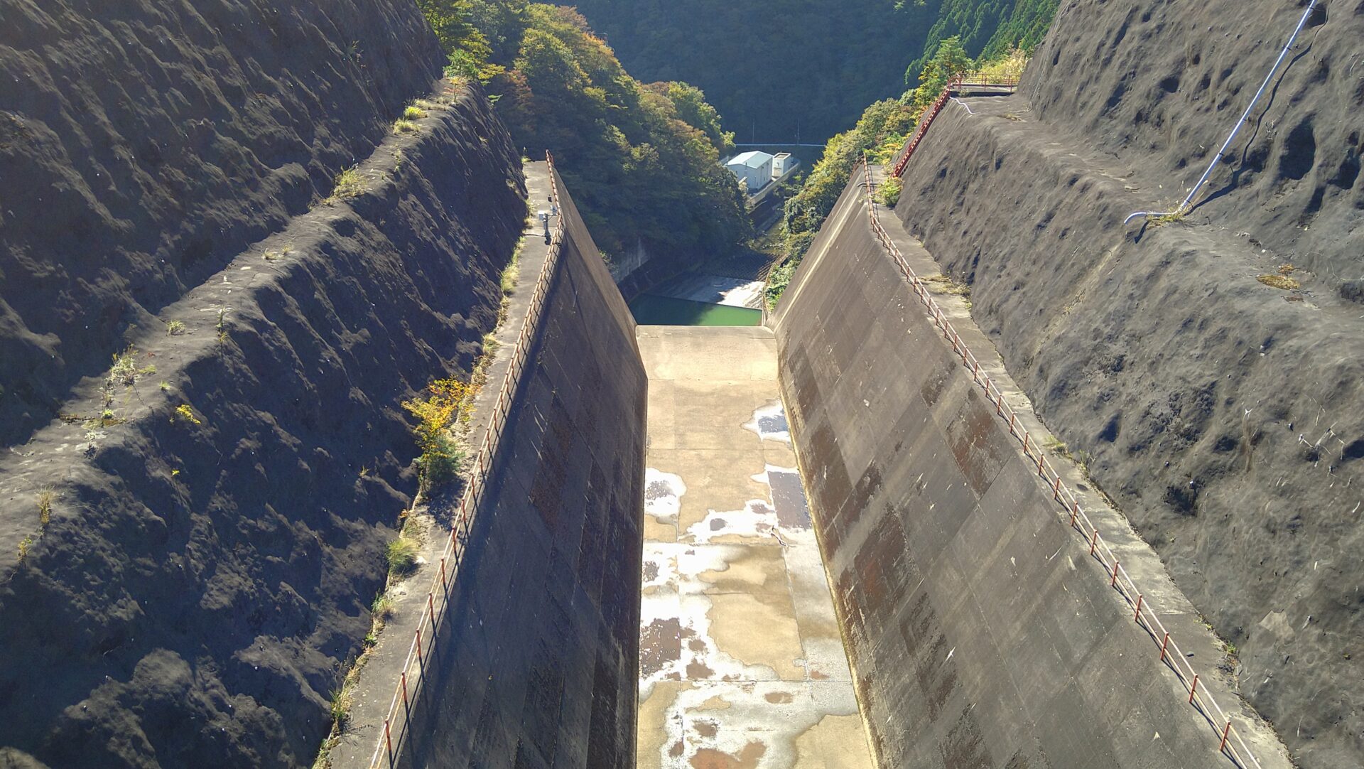 四時ダムの洪水吐