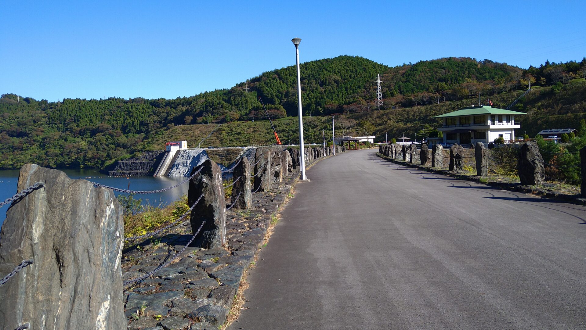 右岸から見た四時ダムの天端